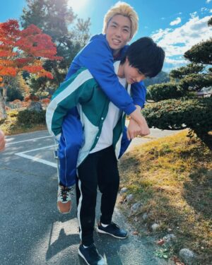 Takumi Kizu Instagram - 【佐原先生と土岐くん】2話！

ご視聴ありがとうございました！
佐原の過去がチラつく回でございました

佐原先生の足元に現れる土岐
とても好きなシーン
原作を読んですごく印象に残ってた場所だったのでワクワクしました

おんぶは結構大変だったよ
#ドラマ佐原先生と土岐くん
#さはとき