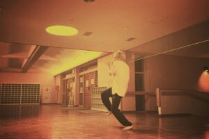 Takumi Kizu Instagram - 実は昨日WATWINGのライブ観させていただきました！
ありがとうございます

さはとき撮影終わりにライブの練習をしてたぞ
岐洲は特等席で見てたからこの特別感を少しでもみんなに分けてあげよう

#WATWING
#さはとき
#佐原先生と土岐くん