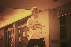 Takumi Kizu Instagram - 実は昨日WATWINGのライブ観させていただきました！
ありがとうございます

さはとき撮影終わりにライブの練習をしてたぞ
岐洲は特等席で見てたからこの特別感を少しでもみんなに分けてあげよう

#WATWING
#さはとき
#佐原先生と土岐くん