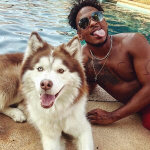 Tallie Brinson Instagram - He always posing like me… 😒👅
@fonnieboy 

#husky #dogdad #blackking