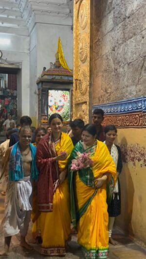 Tamanna Vyas Instagram - ଶ୍ରୀକ୍ଷେତ୍ର ବୋହୁ ହେବାର ସୌଭାଗ୍ୟ ପାଇଥିବାରୁ, ମହାପ୍ରଭୁ ଶ୍ରୀ ଜଗନ୍ନାଥଙ୍କ ପାଖରେ କୋଟି କୋଟି ପ୍ରଣାମ... 🙏🏻 

#jayjagannath #srikhetra #puri #jagannath #jagannathdarshan #namitaagrawal #tamannavyas #jayjagannathtv