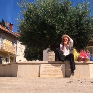 Tamara Aleksić Instagram - Lajtmotiv: ‘Sunce moje, oci moje’ 🌻
(I - ‘nijedna lutalica nije ostala ne izmazena’)