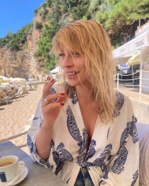 Tamara Aleksić Instagram - ‘More briše, noću. Plima skriva. 
Kao da tuda niko nikad nije prošao. Kao da nas nikada nije bilo. Ako postoji neko mesto, na ovom svetu, gde možeš da misliš da si ništa, to mesto je ovde. 
Više nije kopno, a još uvek nije more. Nije lažan život, nije pravi život. Samo vreme.’
📸 @besna.kobila 🌬️🌊✨
Za 2 sata mora <3