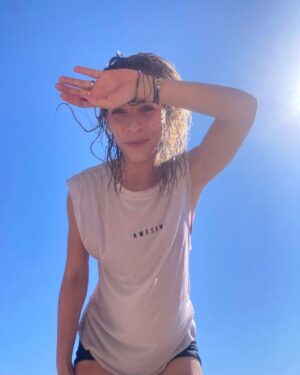 Tamara Aleksić Instagram - Vreme u specijalnoj teoriji relativnosti.
Npr. dva sata, sa nekim posebnim, može da bude celo letovanje. Ili makar milion fotografija. 🌬️🌊☀️ @besna.kobila