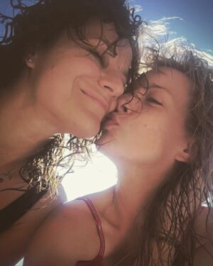 Tamara Aleksić Instagram - Vreme u specijalnoj teoriji relativnosti.
Npr. dva sata, sa nekim posebnim, može da bude celo letovanje. Ili makar milion fotografija. 🌬️🌊☀️ @besna.kobila