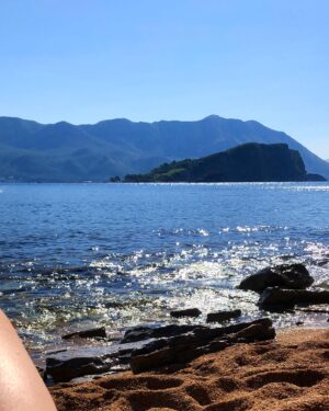 Tamara Aleksić Instagram - Vreme u specijalnoj teoriji relativnosti.
Npr. dva sata, sa nekim posebnim, može da bude celo letovanje. Ili makar milion fotografija. 🌬️🌊☀️ @besna.kobila