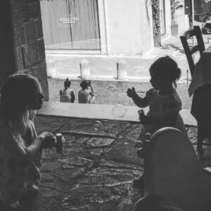 Tamara Aleksić Instagram - Fragmenti radosti. 🌻
I neke polomljene tablice, kiša, oluja, tornado, riba sudnjeg dana, voz (bez psa koji ga je voleo), testenina iz pekare, pevanja, snimanja, smejanja, spavanja i uspavljivanja, svirke, koncerti, šetnje, tetovaže, sljokice, kafa i još kafe i ovakve dve nestvarne drugarice. <3
#harryshouse u #reggioemilia