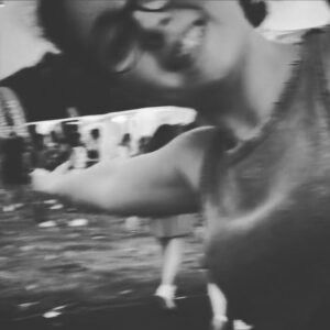 Tamara Aleksić Instagram - Fragmenti radosti. 🌻
I neke polomljene tablice, kiša, oluja, tornado, riba sudnjeg dana, voz (bez psa koji ga je voleo), testenina iz pekare, pevanja, snimanja, smejanja, spavanja i uspavljivanja, svirke, koncerti, šetnje, tetovaže, sljokice, kafa i još kafe i ovakve dve nestvarne drugarice. <3
#harryshouse u #reggioemilia