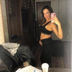 Tamara Duarte Instagram - 03-10-20 last day of work for a while. #5monthspregnant