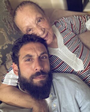 Tamer Hashem Instagram - أطيب قلب و أحن قلب عليا من وأنا صغير 
الدم الخفيف و الكرم و الذاذه كلها و أحلى آكل من ايدك يا احلى جده في الدنيا 
شكرا و بحبكً وأسف لو مقصر معاكي 🤍🙏😘