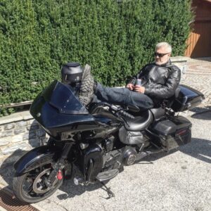 Tamer Karadağlı Instagram - 2015 yılında yakın arkadaşlarımla birlikte motosikletlerle Avrupa turuna çıktık. Harika yerlere gittik,harika yollarda sürdük. Belki bir gün motosiklet anılarımı anlatırım.. Burası Avusturya. Güzel bir sürüşten sonra dinlenmece.. @memomatt @serkanhotoglu @halilhoca.kilic @kanazuchi