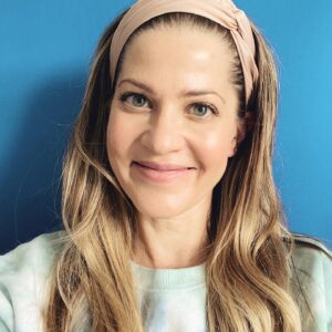 Tammy Gillis Instagram - Smiling because my shares in @aritzia went up 20%!! (NOTE: currently wearing all #Aritzia)
.
This is not an ad. $ATZ But since I am a shareholder, maybe it is... 🤷🏼‍♀️
.
Their new fall collection has arrived. Just saying...
.
Also I am not a financial advisor. This is my opinion only. Do your DD. 📈📉
.
#investyourmoneywisely #aritziastyle #aritziastock #ActingBusinessTips #YouAreRicherThanYouThink #actresslife #WealthSimple #ActressLifestyle #CanadianActress #ThingsIWishIKnewSooner #NeverTooLateToStart #MillionaireMindset