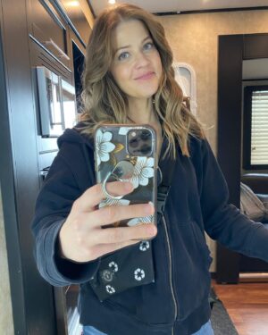 Tammy Gillis Instagram - Are you ready #Chessies?
⠀⠀
Hair ✅
Makeup ✅
Wardrobe✅
⠀⠀
Let’s do this #Chessies #ChesapeakeShores #HollywoodMiranda @hallmarkchannel @SCHeartHome @DPaulsonProds