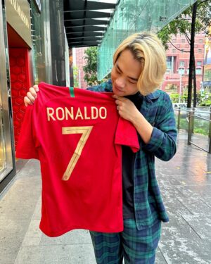Tan Jian Hao Instagram - My wife woke me up this morning and brought me to meet @cristiano. I’m starstruck. Thanks for arranging @kimlimhl ❤️ this is the craziest birthday gift