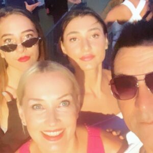 Tanja Ribič Instagram - Ko sem jo šla rodit, sem rekla, grem po darilo. Nisem si mogla misliti, da je vesolje tako radodarno, ljubeznivo, pa tudi duhovito…. Hvala @_ela_djuric_ , da si prišla naredit naša življenja tako lepa! ❤️🎉🌸 @zaladjuric  @branko_djuric_djuro