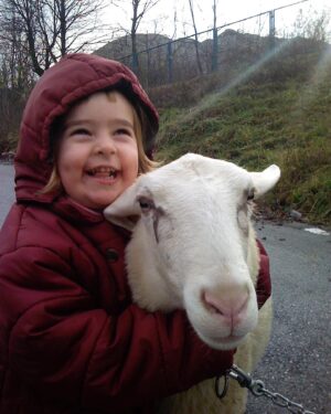 Tanja Ribič Instagram - Hvala, ljubljena, da si prišla in nam tako nepopisno polepšala svet, takrat pred osemnajstimi leti…. Moja živaloljubka, človekoljubka, vseljubka in ljubka nasploh… ❤️❤️❤️ @_ela_djuric_ @branko_djuric_djuro @zaladjuric