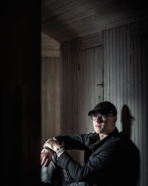 Tanner Wiseman Instagram - THE WAIT IS OVER!! It’s Fear Friday!! 

Time to open up the door to the @winchestermysteryhouse and get LOST! 

The most confusing building ever, ours for the entire night, with no flashlights!

Watch it right now on @discoveryplus AND watch with us live on @travelchannel as we live tweet using #DestinationFear