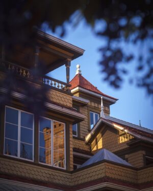 Tanner Wiseman Instagram - THE WAIT IS OVER!! It’s Fear Friday!! 

Time to open up the door to the @winchestermysteryhouse and get LOST! 

The most confusing building ever, ours for the entire night, with no flashlights!

Watch it right now on @discoveryplus AND watch with us live on @travelchannel as we live tweet using #DestinationFear