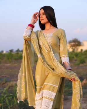 Tanvi Nagi Instagram - Thank you for immense love to the character ‘Gurbani Kaur’ from #NiMainSassKuttni2 ❤️
Running now in Cinemas 🔥