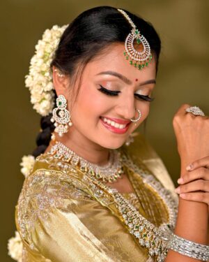 Tanvi Rao Instagram - Gold and diamonds (and ಮಲ್ಲಿಗೆ ಹೂ) are a girl’s best friends 🥂

This look is put together by @makeoverby_lakshmiyogi 💐
Jewellery- @avyana_rental_jewels_bangalore 
Photos by- @chidu.ln_portraits 

#photoshoot #photos #modeling #saree #jewelry #makeup #hairstyle #actor #collaboration #indian #culture #traditional #tanvirao