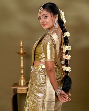 Tanvi Rao Instagram - Gold and diamonds (and ಮಲ್ಲಿಗೆ ಹೂ) are a girl’s best friends 🥂

This look is put together by @makeoverby_lakshmiyogi 💐
Jewellery- @avyana_rental_jewels_bangalore 
Photos by- @chidu.ln_portraits 

#photoshoot #photos #modeling #saree #jewelry #makeup #hairstyle #actor #collaboration #indian #culture #traditional #tanvirao
