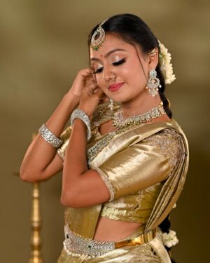 Tanvi Rao Instagram - Gold and diamonds (and ಮಲ್ಲಿಗೆ ಹೂ) are a girl’s best friends 🥂

This look is put together by @makeoverby_lakshmiyogi 💐
Jewellery- @avyana_rental_jewels_bangalore 
Photos by- @chidu.ln_portraits 

#photoshoot #photos #modeling #saree #jewelry #makeup #hairstyle #actor #collaboration #indian #culture #traditional #tanvirao