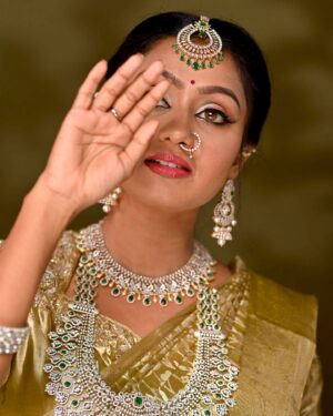 Tanvi Rao Instagram - Gold and diamonds (and ಮಲ್ಲಿಗೆ ಹೂ) are a girl’s best friends 🥂

This look is put together by @makeoverby_lakshmiyogi 💐
Jewellery- @avyana_rental_jewels_bangalore 
Photos by- @chidu.ln_portraits 

#photoshoot #photos #modeling #saree #jewelry #makeup #hairstyle #actor #collaboration #indian #culture #traditional #tanvirao