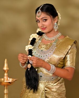Tanvi Rao Instagram - Gold and diamonds (and ಮಲ್ಲಿಗೆ ಹೂ) are a girl’s best friends 🥂

This look is put together by @makeoverby_lakshmiyogi 💐
Jewellery- @avyana_rental_jewels_bangalore 
Photos by- @chidu.ln_portraits 

#photoshoot #photos #modeling #saree #jewelry #makeup #hairstyle #actor #collaboration #indian #culture #traditional #tanvirao