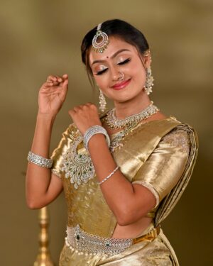 Tanvi Rao Instagram - Gold and diamonds (and ಮಲ್ಲಿಗೆ ಹೂ) are a girl’s best friends 🥂

This look is put together by @makeoverby_lakshmiyogi 💐
Jewellery- @avyana_rental_jewels_bangalore 
Photos by- @chidu.ln_portraits 

#photoshoot #photos #modeling #saree #jewelry #makeup #hairstyle #actor #collaboration #indian #culture #traditional #tanvirao