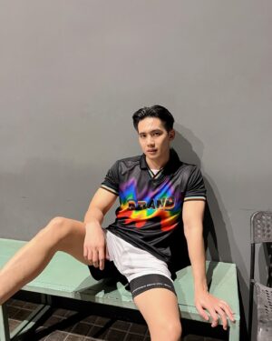 Tao Phichairak Phimonmat Instagram - 🏳️🌈 ต้อนรับเทศกาล Pride Month ด้วย Collection สุดพิเศษ “Rhythm of Pride” จังหวะที่สนุกสนานและสีสันของความหลากหลาย สะท้อนความภาคภูมิใจในตัวตนของเรา ด้วยไอเทมเสื้อฟุตบอล มีให้เลือกถึง 3 สไตล์ โดยใช้สี RAINBOW  ซึ่งเป็นสีของความหลากหลายมาใช้ในการออกแบบ  และตัวเสื้อยังให้อารมณ์ความเป็นสปอร์ตแฟชั่น สามารถมิกซ์แอนด์แมทช์ได้อย่างสนุก

Grand Sport ขอเป็นส่วนหนึ่งในการร่วมรณรงค์ให้ทุกคนได้ใช้ชีวิตได้อย่างภาคภูมิใจ และเท่าเทียมกัน 🌈 

ไซซ์ S-2XL ราคา 890 บาท 

🗓️ เปิดจำหน่ายแล้วที่

🛍️ช่องทางจัดจำหน่าย 
🛒แกรนด์สปอร์ต ช็อป ออนไลน์ 
🛒แกรนด์สปอร์ต ช็อป สาขาหัวหมาก, สาขาปทุมวัน
🛒เดอะมอลล์ไลฟ์สโตร์ บางกะปิ, เดอะมอลล์ไลฟ์สโตร์ บางแค,  เดอะมอลล์ไลฟ์สโตร์ งามวงศ์วาน

#GrandSport  #PrideMonth  #PrideMonth2024  #RhythmOfPride