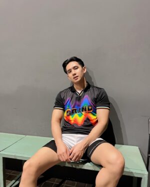 Tao Phichairak Phimonmat Instagram - 🏳️🌈 ต้อนรับเทศกาล Pride Month ด้วย Collection สุดพิเศษ “Rhythm of Pride” จังหวะที่สนุกสนานและสีสันของความหลากหลาย สะท้อนความภาคภูมิใจในตัวตนของเรา ด้วยไอเทมเสื้อฟุตบอล มีให้เลือกถึง 3 สไตล์ โดยใช้สี RAINBOW  ซึ่งเป็นสีของความหลากหลายมาใช้ในการออกแบบ  และตัวเสื้อยังให้อารมณ์ความเป็นสปอร์ตแฟชั่น สามารถมิกซ์แอนด์แมทช์ได้อย่างสนุก

Grand Sport ขอเป็นส่วนหนึ่งในการร่วมรณรงค์ให้ทุกคนได้ใช้ชีวิตได้อย่างภาคภูมิใจ และเท่าเทียมกัน 🌈 

ไซซ์ S-2XL ราคา 890 บาท 

🗓️ เปิดจำหน่ายแล้วที่

🛍️ช่องทางจัดจำหน่าย 
🛒แกรนด์สปอร์ต ช็อป ออนไลน์ 
🛒แกรนด์สปอร์ต ช็อป สาขาหัวหมาก, สาขาปทุมวัน
🛒เดอะมอลล์ไลฟ์สโตร์ บางกะปิ, เดอะมอลล์ไลฟ์สโตร์ บางแค,  เดอะมอลล์ไลฟ์สโตร์ งามวงศ์วาน

#GrandSport  #PrideMonth  #PrideMonth2024  #RhythmOfPride