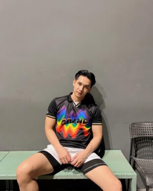Tao Phichairak Phimonmat Instagram - 🏳️🌈 ต้อนรับเทศกาล Pride Month ด้วย Collection สุดพิเศษ “Rhythm of Pride” จังหวะที่สนุกสนานและสีสันของความหลากหลาย สะท้อนความภาคภูมิใจในตัวตนของเรา ด้วยไอเทมเสื้อฟุตบอล มีให้เลือกถึง 3 สไตล์ โดยใช้สี RAINBOW  ซึ่งเป็นสีของความหลากหลายมาใช้ในการออกแบบ  และตัวเสื้อยังให้อารมณ์ความเป็นสปอร์ตแฟชั่น สามารถมิกซ์แอนด์แมทช์ได้อย่างสนุก

Grand Sport ขอเป็นส่วนหนึ่งในการร่วมรณรงค์ให้ทุกคนได้ใช้ชีวิตได้อย่างภาคภูมิใจ และเท่าเทียมกัน 🌈 

ไซซ์ S-2XL ราคา 890 บาท 

🗓️ เปิดจำหน่ายแล้วที่

🛍️ช่องทางจัดจำหน่าย 
🛒แกรนด์สปอร์ต ช็อป ออนไลน์ 
🛒แกรนด์สปอร์ต ช็อป สาขาหัวหมาก, สาขาปทุมวัน
🛒เดอะมอลล์ไลฟ์สโตร์ บางกะปิ, เดอะมอลล์ไลฟ์สโตร์ บางแค,  เดอะมอลล์ไลฟ์สโตร์ งามวงศ์วาน

#GrandSport  #PrideMonth  #PrideMonth2024  #RhythmOfPride