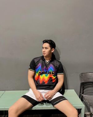 Tao Phichairak Phimonmat Instagram - 🏳️🌈 ต้อนรับเทศกาล Pride Month ด้วย Collection สุดพิเศษ “Rhythm of Pride” จังหวะที่สนุกสนานและสีสันของความหลากหลาย สะท้อนความภาคภูมิใจในตัวตนของเรา ด้วยไอเทมเสื้อฟุตบอล มีให้เลือกถึง 3 สไตล์ โดยใช้สี RAINBOW  ซึ่งเป็นสีของความหลากหลายมาใช้ในการออกแบบ  และตัวเสื้อยังให้อารมณ์ความเป็นสปอร์ตแฟชั่น สามารถมิกซ์แอนด์แมทช์ได้อย่างสนุก

Grand Sport ขอเป็นส่วนหนึ่งในการร่วมรณรงค์ให้ทุกคนได้ใช้ชีวิตได้อย่างภาคภูมิใจ และเท่าเทียมกัน 🌈 

ไซซ์ S-2XL ราคา 890 บาท 

🗓️ เปิดจำหน่ายแล้วที่

🛍️ช่องทางจัดจำหน่าย 
🛒แกรนด์สปอร์ต ช็อป ออนไลน์ 
🛒แกรนด์สปอร์ต ช็อป สาขาหัวหมาก, สาขาปทุมวัน
🛒เดอะมอลล์ไลฟ์สโตร์ บางกะปิ, เดอะมอลล์ไลฟ์สโตร์ บางแค,  เดอะมอลล์ไลฟ์สโตร์ งามวงศ์วาน

#GrandSport  #PrideMonth  #PrideMonth2024  #RhythmOfPride
