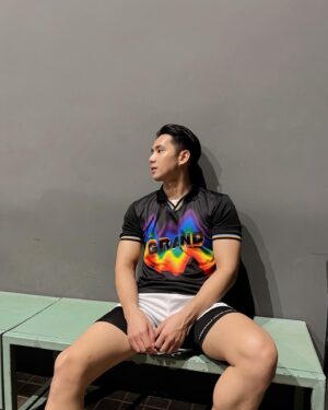 Tao Phichairak Phimonmat Instagram - 🏳️🌈 ต้อนรับเทศกาล Pride Month ด้วย Collection สุดพิเศษ “Rhythm of Pride” จังหวะที่สนุกสนานและสีสันของความหลากหลาย สะท้อนความภาคภูมิใจในตัวตนของเรา ด้วยไอเทมเสื้อฟุตบอล มีให้เลือกถึง 3 สไตล์ โดยใช้สี RAINBOW  ซึ่งเป็นสีของความหลากหลายมาใช้ในการออกแบบ  และตัวเสื้อยังให้อารมณ์ความเป็นสปอร์ตแฟชั่น สามารถมิกซ์แอนด์แมทช์ได้อย่างสนุก

Grand Sport ขอเป็นส่วนหนึ่งในการร่วมรณรงค์ให้ทุกคนได้ใช้ชีวิตได้อย่างภาคภูมิใจ และเท่าเทียมกัน 🌈 

ไซซ์ S-2XL ราคา 890 บาท 

🗓️ เปิดจำหน่ายแล้วที่

🛍️ช่องทางจัดจำหน่าย 
🛒แกรนด์สปอร์ต ช็อป ออนไลน์ 
🛒แกรนด์สปอร์ต ช็อป สาขาหัวหมาก, สาขาปทุมวัน
🛒เดอะมอลล์ไลฟ์สโตร์ บางกะปิ, เดอะมอลล์ไลฟ์สโตร์ บางแค,  เดอะมอลล์ไลฟ์สโตร์ งามวงศ์วาน

#GrandSport  #PrideMonth  #PrideMonth2024  #RhythmOfPride