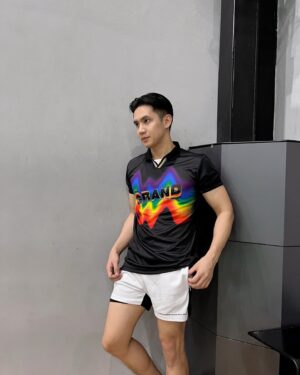 Tao Phichairak Phimonmat Instagram - 🏳️🌈 ต้อนรับเทศกาล Pride Month ด้วย Collection สุดพิเศษ “Rhythm of Pride” จังหวะที่สนุกสนานและสีสันของความหลากหลาย สะท้อนความภาคภูมิใจในตัวตนของเรา ด้วยไอเทมเสื้อฟุตบอล มีให้เลือกถึง 3 สไตล์ โดยใช้สี RAINBOW  ซึ่งเป็นสีของความหลากหลายมาใช้ในการออกแบบ  และตัวเสื้อยังให้อารมณ์ความเป็นสปอร์ตแฟชั่น สามารถมิกซ์แอนด์แมทช์ได้อย่างสนุก

Grand Sport ขอเป็นส่วนหนึ่งในการร่วมรณรงค์ให้ทุกคนได้ใช้ชีวิตได้อย่างภาคภูมิใจ และเท่าเทียมกัน 🌈 

ไซซ์ S-2XL ราคา 890 บาท 

🗓️ เปิดจำหน่ายแล้วที่

🛍️ช่องทางจัดจำหน่าย 
🛒แกรนด์สปอร์ต ช็อป ออนไลน์ 
🛒แกรนด์สปอร์ต ช็อป สาขาหัวหมาก, สาขาปทุมวัน
🛒เดอะมอลล์ไลฟ์สโตร์ บางกะปิ, เดอะมอลล์ไลฟ์สโตร์ บางแค,  เดอะมอลล์ไลฟ์สโตร์ งามวงศ์วาน

#GrandSport  #PrideMonth  #PrideMonth2024  #RhythmOfPride
