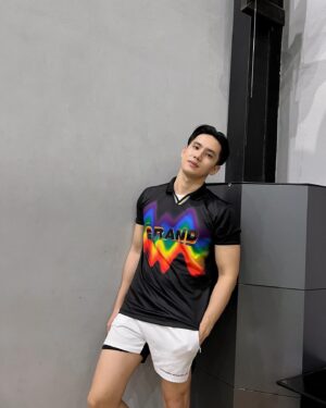 Tao Phichairak Phimonmat Instagram - 🏳️🌈 ต้อนรับเทศกาล Pride Month ด้วย Collection สุดพิเศษ “Rhythm of Pride” จังหวะที่สนุกสนานและสีสันของความหลากหลาย สะท้อนความภาคภูมิใจในตัวตนของเรา ด้วยไอเทมเสื้อฟุตบอล มีให้เลือกถึง 3 สไตล์ โดยใช้สี RAINBOW  ซึ่งเป็นสีของความหลากหลายมาใช้ในการออกแบบ  และตัวเสื้อยังให้อารมณ์ความเป็นสปอร์ตแฟชั่น สามารถมิกซ์แอนด์แมทช์ได้อย่างสนุก

Grand Sport ขอเป็นส่วนหนึ่งในการร่วมรณรงค์ให้ทุกคนได้ใช้ชีวิตได้อย่างภาคภูมิใจ และเท่าเทียมกัน 🌈 

ไซซ์ S-2XL ราคา 890 บาท 

🗓️ เปิดจำหน่ายแล้วที่

🛍️ช่องทางจัดจำหน่าย 
🛒แกรนด์สปอร์ต ช็อป ออนไลน์ 
🛒แกรนด์สปอร์ต ช็อป สาขาหัวหมาก, สาขาปทุมวัน
🛒เดอะมอลล์ไลฟ์สโตร์ บางกะปิ, เดอะมอลล์ไลฟ์สโตร์ บางแค,  เดอะมอลล์ไลฟ์สโตร์ งามวงศ์วาน

#GrandSport  #PrideMonth  #PrideMonth2024  #RhythmOfPride