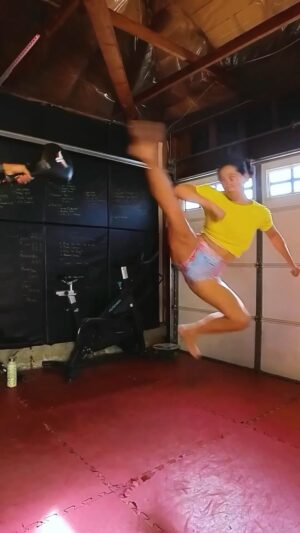 Tara Macken Instagram - ⚡𝐈𝐍 𝐓𝐇𝐄 𝐙𝐎𝐍𝐄⚡️
thank you @vswarn for always bringing the heat. 🥊
-
-
-
-
-
#training #muythai #kickboxing #tkd #boxing #focusmitts #fitness #smugglettes