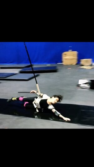 Tara Macken Instagram - WIRED ON LIFE. ⚔️⚡️
throwback to Rehearsing flying, fighting and soaring  through space on #thorloveandthunder 
Thanks to the best rigging team in the world. Headrigger @andyophoto 
-
-
-
#wirework #thor #stunts #valkyrie #kingvalkyrie #stuntdouble #action #bts #tbt #ragdoll #stuntwoman #fitness