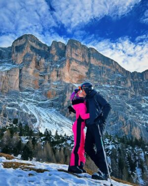 Tara Macken Instagram - Christmas in the Dolomites 💖⛷️
-
-
New tradition, definitely coming back for more snow and apre ski with friends.
-
#dolomites #italy #goldberghluxurysportswear #altabadia