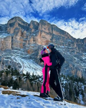 Tara Macken Instagram - Christmas in the Dolomites 💖⛷️
-
-
New tradition, definitely coming back for more snow and apre ski with friends.
-
#dolomites #italy #goldberghluxurysportswear #altabadia
