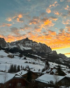 Tara Macken Instagram - Christmas in the Dolomites 💖⛷️
-
-
New tradition, definitely coming back for more snow and apre ski with friends.
-
#dolomites #italy #goldberghluxurysportswear #altabadia