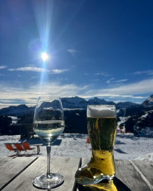 Tara Macken Instagram - Christmas in the Dolomites 💖⛷️
-
-
New tradition, definitely coming back for more snow and apre ski with friends.
-
#dolomites #italy #goldberghluxurysportswear #altabadia