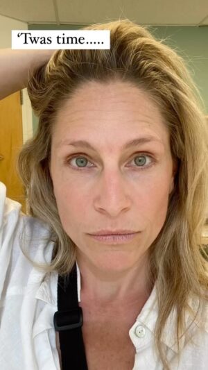 Tara Spencer-Nairn Instagram - It’s a subtle art, and @drsandyskotnicki is an artist! Making me look rested since 2009 😆💖
#botox #minimalist
