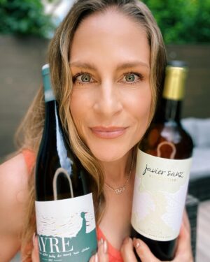 Tara Spencer-Nairn Instagram - WORLD VERDEJO DAY! Don’t you think I would EVER miss this day! HAVE VERDEJO. WILL TRAVEL!!! That’s right. I share!
@dorueda @bodegasverdeal @bodegajaviersanzviticultor 
#worldverdejoday #tasterueda #ruedaverdejo @glo_comm #havewinewilltravel