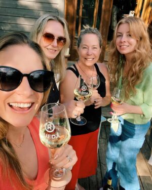 Tara Spencer-Nairn Instagram - WORLD VERDEJO DAY! Don’t you think I would EVER miss this day! HAVE VERDEJO. WILL TRAVEL!!! That’s right. I share!
@dorueda @bodegasverdeal @bodegajaviersanzviticultor 
#worldverdejoday #tasterueda #ruedaverdejo @glo_comm #havewinewilltravel