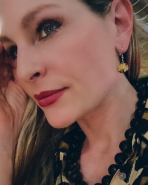 Tara Spencer-Nairn Instagram - Thank you all for the bday 💖🥰💖

I had a great day w the fam then capped it off w an amazing dinner at @tavernetamblyn  Rocking my birthday earrings (they’re made from porcupine quills!!!!) by @beadworkbysaga from @indigenous_art_market 

#supportlocal #locallove