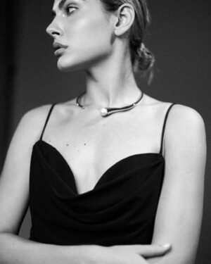 Tara Thaller Instagram - black dress and a pearl.

by @joapaciorek