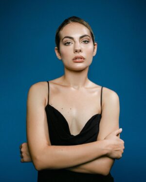 Tara Thaller Instagram - black dress and a pearl.

by @joapaciorek