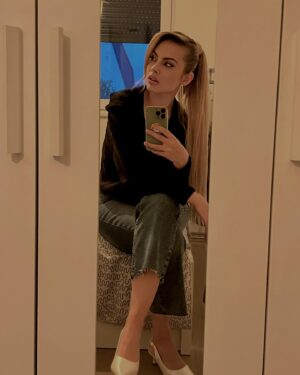 Tara Thaller Instagram - Ponytail vibes over here 🤭

thanks to @primevision.salon & @seamless1_global 
make up @sekakozul