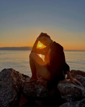Tara Thaller Instagram - wrapped up in sunset 🌅